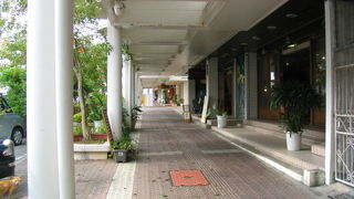 今は昔…　寂しげなシャッター通り