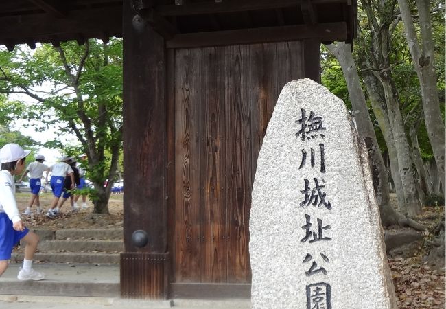 立派な城門が残っています