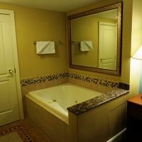 ベッドの横にあるバスタブ。深さは十分で排水もよかったです。