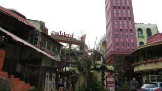 カラフルで個性的な街に、ファッション＆雑貨のお店や飲食店が充実しています