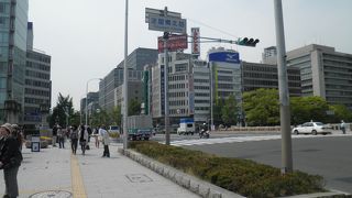 御堂筋が通る交通量が多い淀屋橋