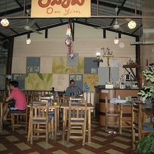 いつも外国人のお客が数人座っている