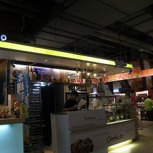 隣はクッキーショップ、その横から食料品売り場に繋がる