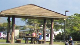 図書館の坂を上がった所にある公園