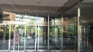 駅前の便利な図書館