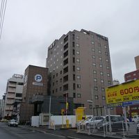 壁面に新東と書かれており見つけやすい