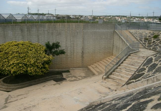 地下の石灰岩の空隙を利用して貯水する