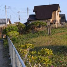 別荘地の脇にあります。