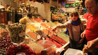 香辛料の香りが漂う市場