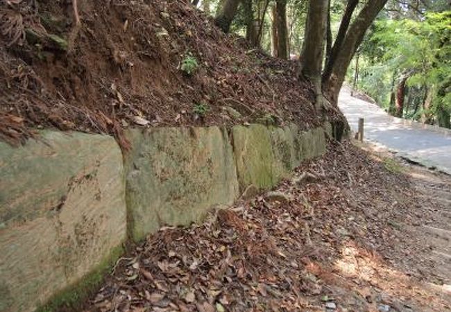 これらの岩を積み上げた古代に思いを馳せる