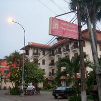 道の反対にも別館があります。