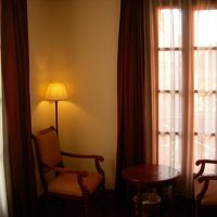 椅子とテーブルがありました。