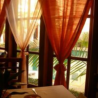 朝食会場のテーブルです。窓からプールが見えました。