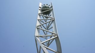 平和公園の一番北の端あたりにそびえています