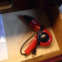 ドライヤー。古いので独特のニオイがします。