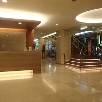 ホテルロビーにて。右奥にちょっと見えるのがセブンイレブン