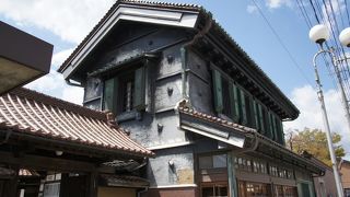 玄関わきの蔵の見事さや周囲を囲む塀のりっぱさなど、他とは格の違いも