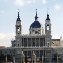 王宮の向かいにある