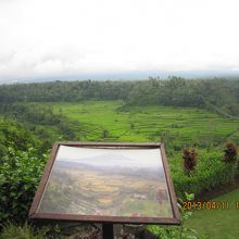 本当はこんな風にアグン山が見えるのだそう・・・。