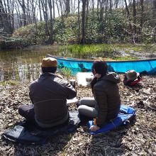 カヌーを降りて湖畔でテータイム