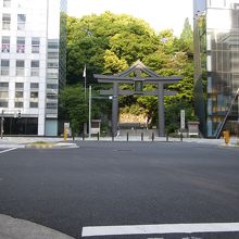 外堀通りを挟んで