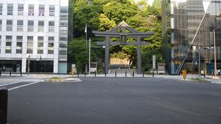 高台にある厳かな神社