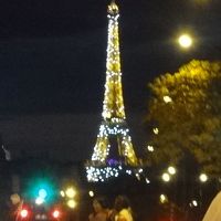 ホテル玄関横の道から見えるシャンパンフラッシュ