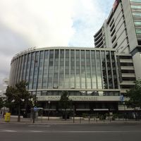 右隣の建物はモンパルナス駅です