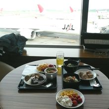 ラウンジは食事も美味しい