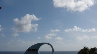 喜屋武岬に立つ慰霊の塔