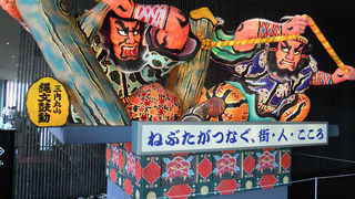 ねぶた祭り気分が駅前で味わえます。