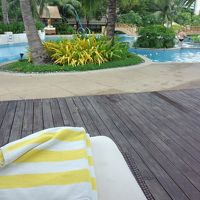 プール　黄色のストライプのプール専用タオル
