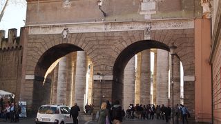 バチカンの北側の城門でイタリアとの国境