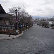 函館 元町にある二十間、36mの幅がある坂道