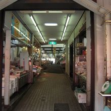 店の前の市場