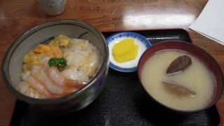 函館朝市の海鮮丼は酢飯でなく、普通の白米ごはん？