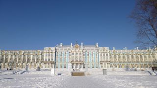 雪の中に佇む豪華な夏の宮殿