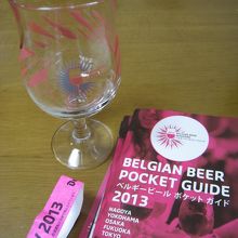 オリジナルグラスとパンフレットとリストバンド