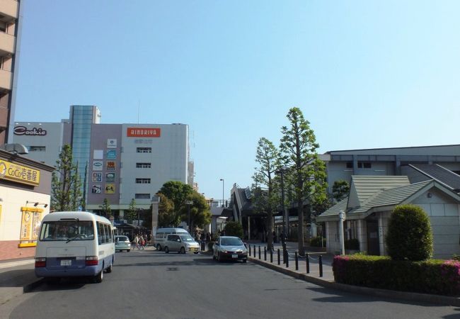 乗り換え至便、始発列車多し、少し歩けば田園風景