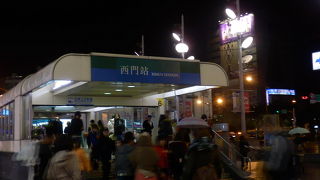 繁華街へは1番出口を