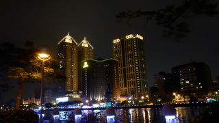 夜に川沿いのお散歩を