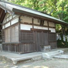 質素ですが、これが白旗神社(頼朝公祭神)・白旗ノボリが出てい