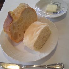 フランスパンと、白くて柔らかいパンでした。