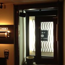 階段で２階に上がると店舗入口