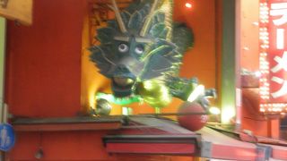 緑色の龍のオブジェが目立つ金龍ラーメン♪