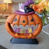 季節柄、部屋にハロウィンの飾りが。