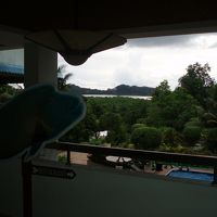 ロビーからプール・海の方向の眺望！