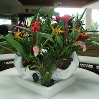 至る所に花が飾られています