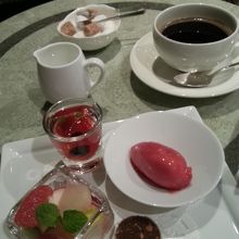 別席に移動してデザート＆コーヒー
