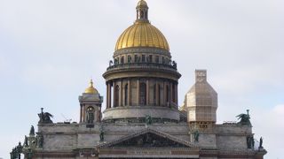 光り輝くゴールドの巨大ドーム